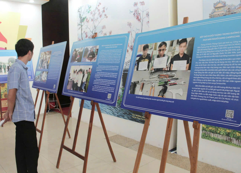 Các hoạt động triển lãm trong khuôn khổ chuỗi hoạt động hưởng ứng phòng chống mua bán người. Ảnh: Nguyễn Tuấn