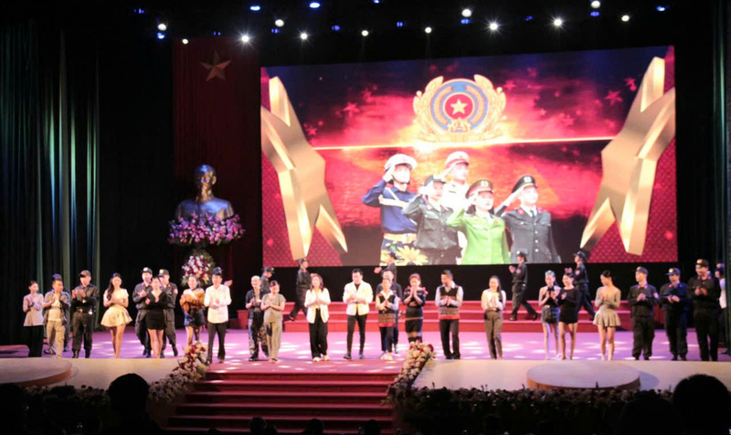 Chương trình văn nghệ tại lễ phát động. Ảnh: Nguyễn Tuấn