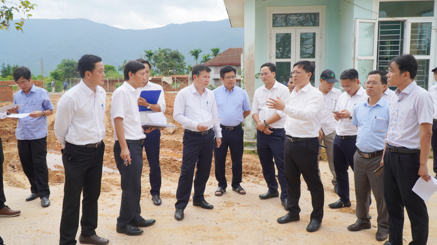 Đoàn làm việc của TP Huế đi khảo sát tại 5 xã vùng biên giới để chuẩn bị xây dựng trường phổ thông nội trú liên cấp tiểu học - trung học cơ sở.