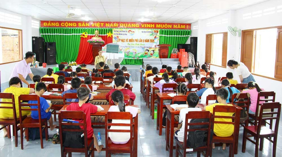 Thầy cô tận tâm giảng dạy, học sinh say mê học tập trong không gian thân thiện và đầy sự gần gũi. Ảnh: Cao Huyền.