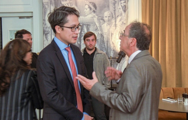 Ông Vũ Anh Sơn - Tham tán thương mại, Thương vụ Việt Nam tại Pháp trao đổi với các doanh nghiệp Pháp về thúc đẩy thương mại song phương. Ảnh: Khải Hoàn - Minh Duy