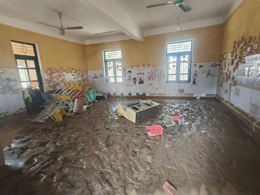 Bùn đất tràn vào phòng học gây thiệt hại lớn cơ sở vật chất. mua-lu-4.jpg