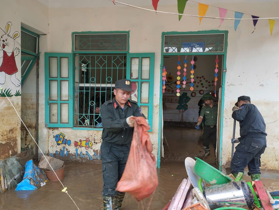 Lực lượng Công an hỗ trợ, giúp đỡ người dân xã Mường Luân dọn dẹp vệ sinh trường lớp sau mưa lũ. gen-h-z6871202934284-9a967dea31ee59121bd8fb67fe5e647e.jpg