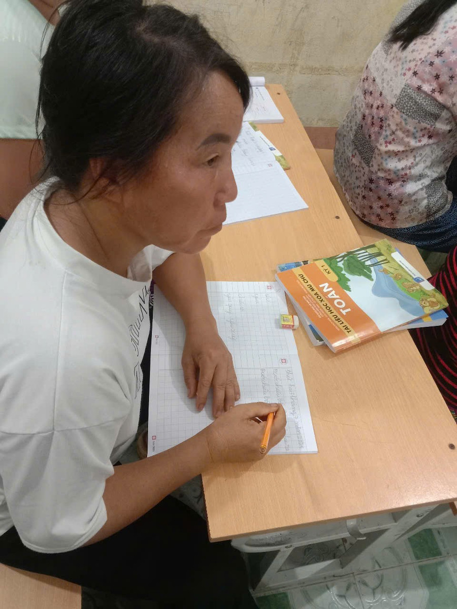 Học viên chăm chú nghe giảng và viết bài. hoc-vien-cham-tru-nghe-giang-va-tap-viet.jpg