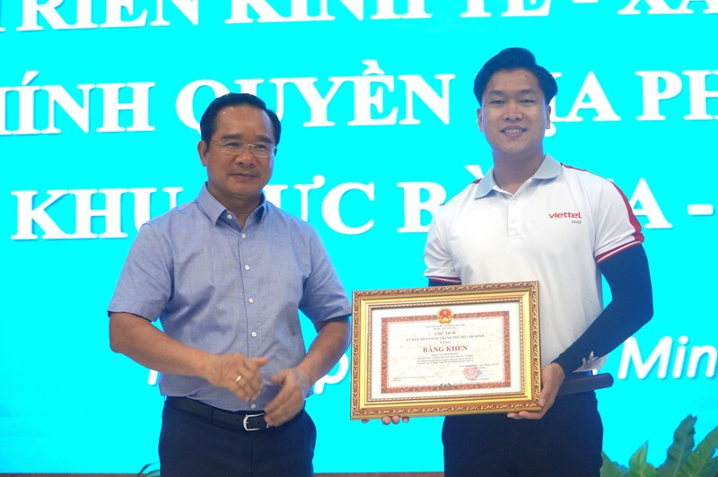 Chủ tịch UBND TP. Hồ Chí Minh trao bằng khen cho anh Cao Thành Đạt. Ảnh: Ngân Ngọc