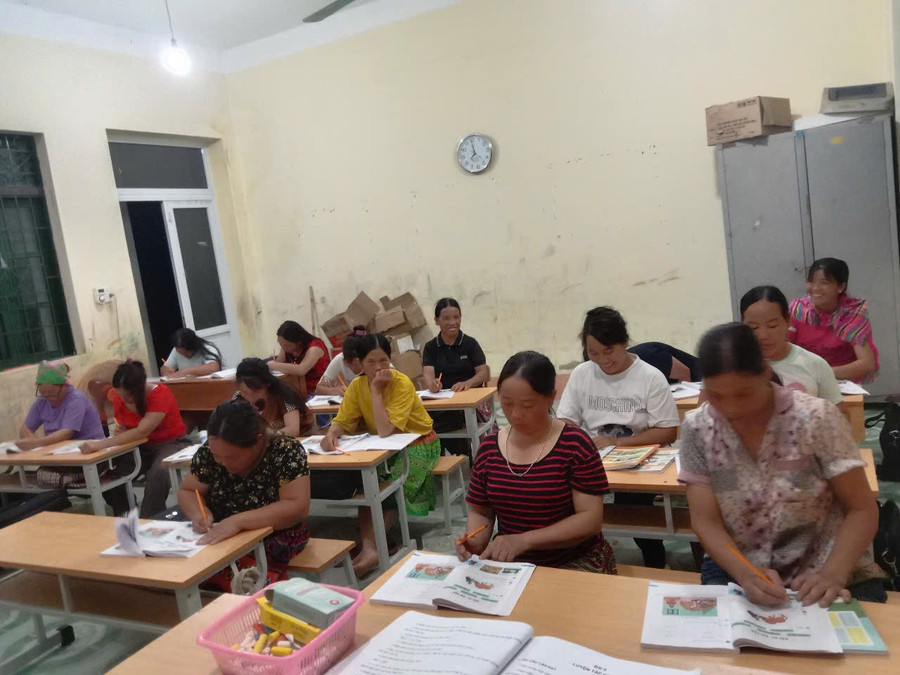 Lớp học xóa mù chữ tại thôn Vằng Dọoc xã Nghĩa Tá tỉnh Thái Nguyên