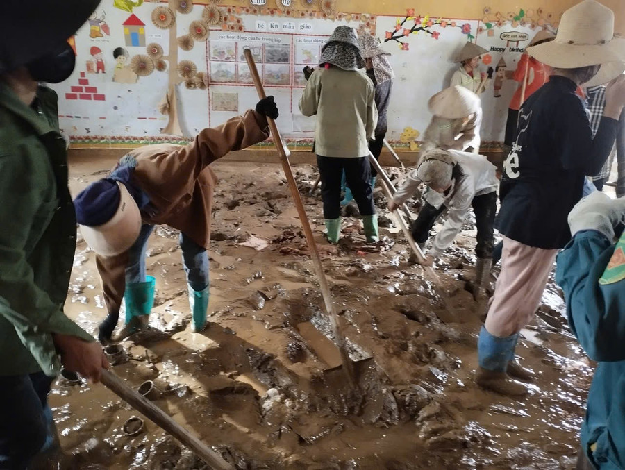 Các thầy, cô giáo và cha mẹ học sinh điểm trường Pá Vạt dọn dẹp phòng học sau mưa lũ. mua-lu-3.jpg
