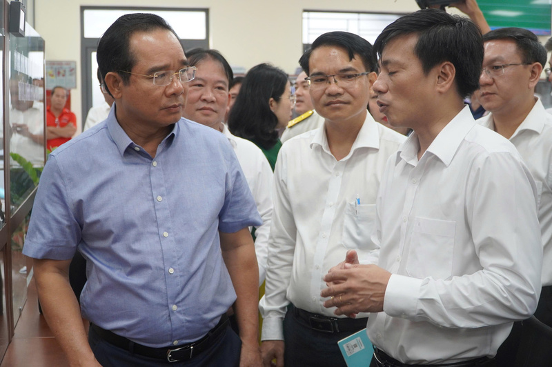 Chủ tịch UBND TP. Hồ Chí Minh Nguyễn Văn Được khảo sát Trung tâm Phục vụ hành chính công phường Bà Rịa. Ảnh: Ngân Ngọc