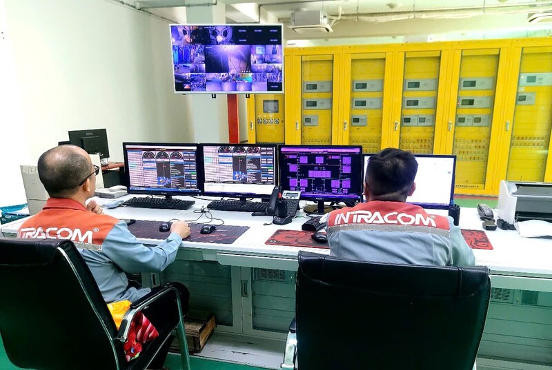 Cán bộ kỹ thuật Nhà máy Thủy điện Cẩm Thủy 1 theo dõi sát các thông số kỹ thuật, đảm bảo không để bị động trước các tình huống xấu. Ảnh: Quốc Huy