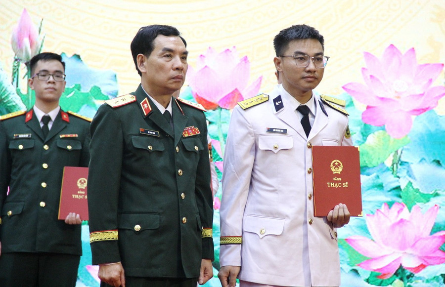 Trung tướng Lê Minh Thái - Giám đốc Học viện Kỹ thuật quân sự trao bằng thạc sĩ cho các học viên. hocvienkythuatquansu-2.jpg