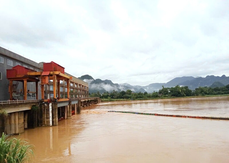 Hiện, lượng nước đổ về và xả ra tại Nhà máy Thủy điện Cẩm Thủy 1 đã giảm nhiều so với dự kiến. Ảnh: Quốc Huy