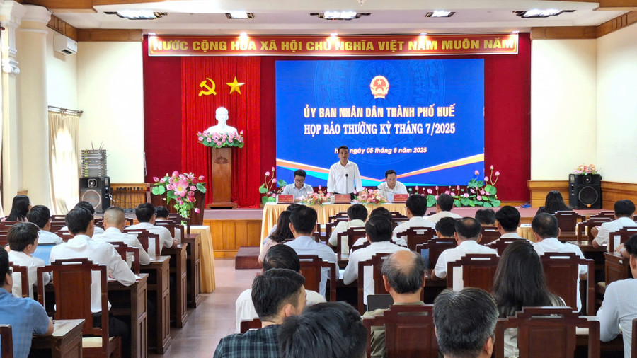 Ông Trần Hữu Thùy Giang, Chánh Văn phòng UBND TP Huế phát biểu trong buổi họp báo thường kỳ tháng 7/2025. (Ảnh: Đại Dương) z6876050975073-0bac7a3c2f78c70abc1b5253e9b3dd88.jpg
