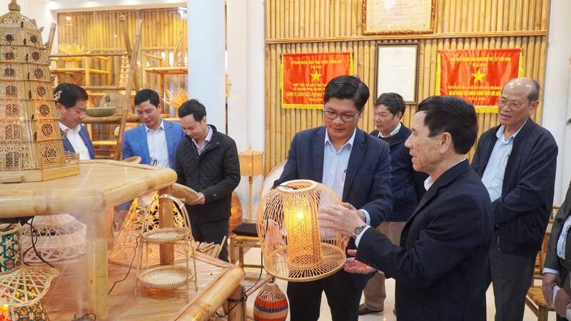 Lãnh đạo thành phố Huế, Sở Công Thương, các đơn vị liên quan trao đổi những khó khăn, vướng mắc của đơn vị, doanh nghiệp về sản xuất, tìm thị trường đầu sản phẩm. Ảnh: Hiếu Minh