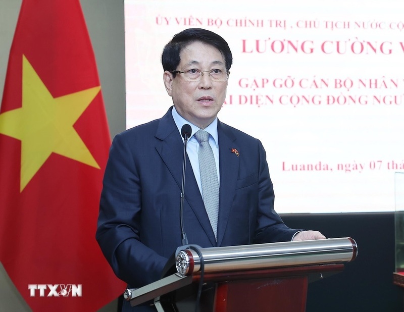 Chủ tịch nước Lương Cường nói chuyện với cán bộ, nhân viên Đại sứ quán và cộng đồng người Việt Nam tại Angola. Ảnh: Lâm Khánh/TTXVN