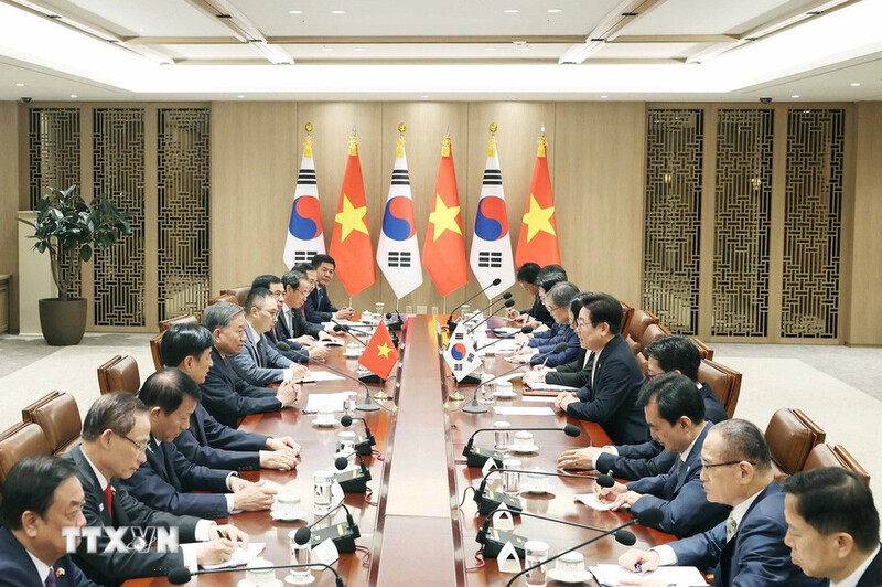 Chuyến thăm chính thức Hàn Quốc của Tổng Bí thư Tô Lâm và phu nhân với tư cách Quốc khách đầu tiên của chính quyền mới, thể hiện sự coi trọng của lãnh đạo cấp cao 2 nước với quan hệ song phương. Ảnh: TTXVN