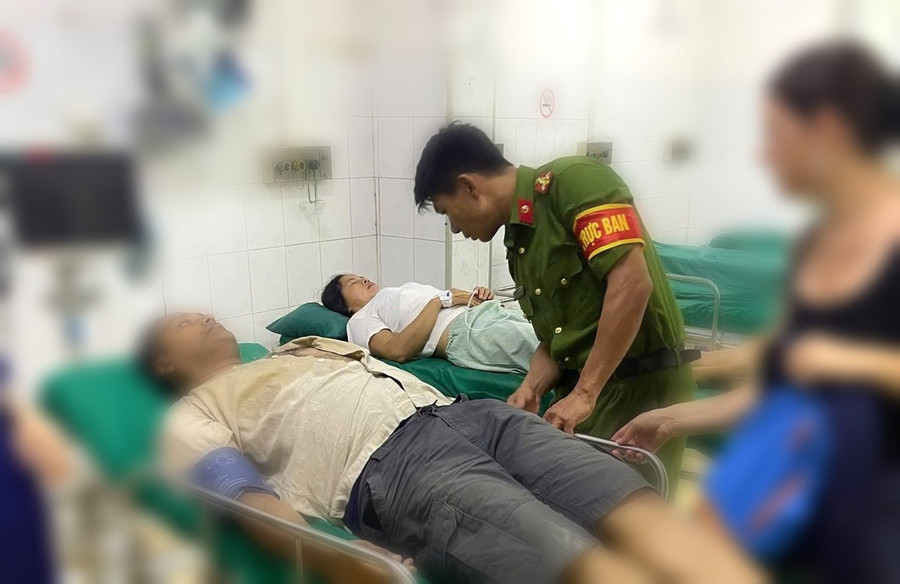 Cán bộ Công an xã Mai Châu tích cực hỗ trợ công tác chăm sóc nạn nhân.