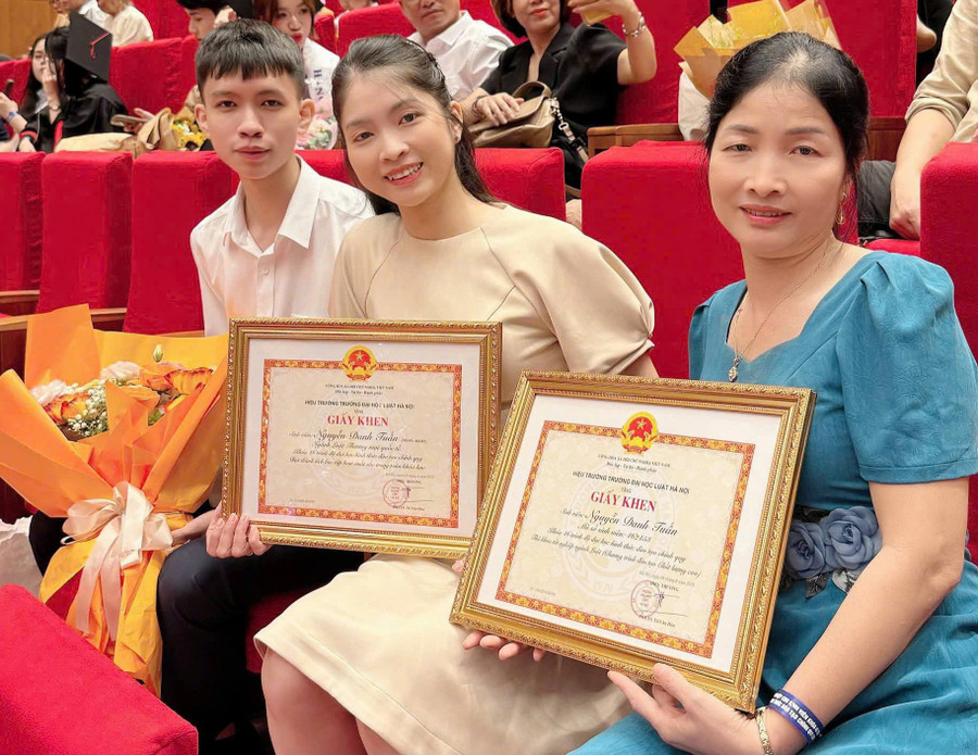 Tuấn cùng gia đình mình. thu-khoa-2.jpg