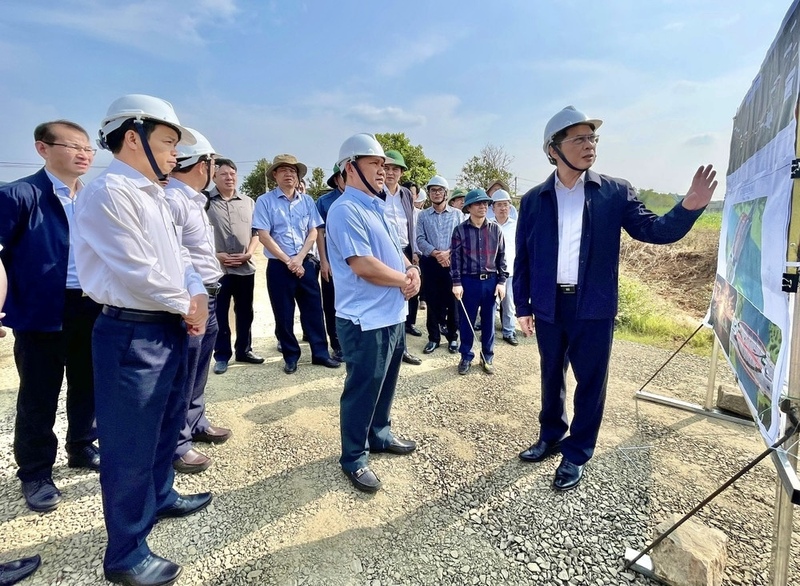Phó Thủ tướng Chính phủ Bùi Thanh Sơn kiểm tra thực tế tiến độ thi công Dự án đường hành lang kinh tế phía Đông, tháng 3/2025. Ảnh: Minh Phương