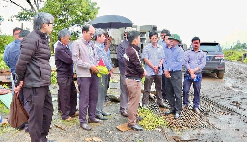 Phó Chủ tịch UBND tỉnh Gia Lai Nguyễn Tự Công Hoàng kiểm tra tiến độ dự án. Ảnh: Hiền Mai