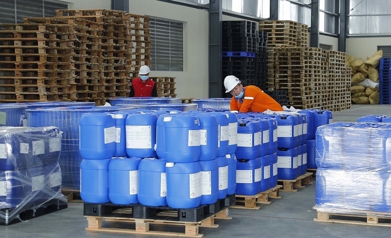 Việc tăng cường ứng dụng khoa học công nghệ sẽ giúp ngành hoá chất tiến gần hơn đến mục tiêu phát triển bền vững. Ảnh minh hoạ