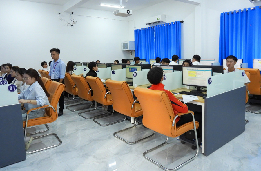 Thí sinh dự thi kỹ năng nghe, đọc, viết tiếng Việt trên phần mềm.