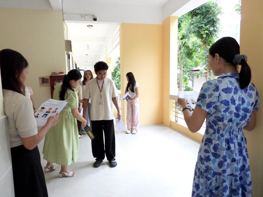 Thí sinh chờ gọi tên vào phòng thi. dhcl-thi-danh-gia-nang-luc-tv-2.jpg