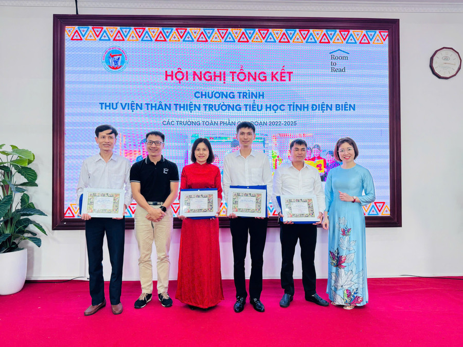 Bà Trần Thị Tố Uyên (ngoài cùng bên phải) trao ghi nhận cho các đơn vị. thu-vien-than-thien-2.jpg