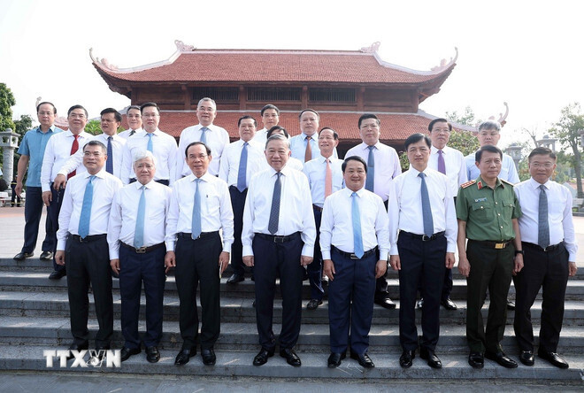 Tổng Bí thư Tô Lâm và các đồng chí lãnh đạo Đảng, Nhà nước tại Khu tưởng niệm Chủ tịch Hồ Chí Minh và các vị tiền bối cách mạng, ở xã Tân Trào, tỉnh Tuyên Quang. Ảnh: TTXVN
