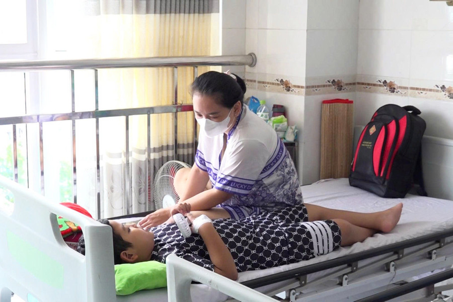 Phụ huynh chăm con mắc sốt xuất huyết tại Bệnh viện Nhi đồng TP Cần Thơ. Ảnh: Yến Phương. anh-4-sot-xuat-huyet.jpg
