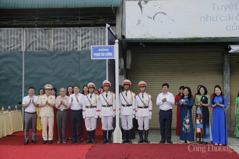 Các đồng chí lãnh đạo tỉnh Điện Biên dự lễ đặt tên đường Anh hùng Liệt sĩ Phạm Văn Cường