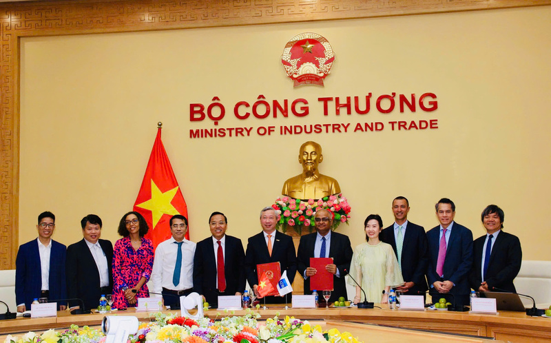 Lãnh đạo Bộ Công Thương và ADB chụp ảnh lưu niệm cùng các vị đại biểu tham dự lễ ký kết. Ảnh P.C