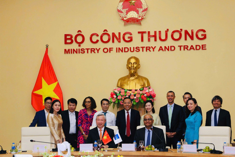 Thứ trưởng Bộ Công Thương Nguyễn Hoàng Long và Giám đốc quốc gia ADB tại Việt Nam Shantanu Chakraborty chứng kiến lễ ký kết Bản ghi nhớ hợp tác trong lĩnh vực năng lượng và điện lực. Ảnh: P.C