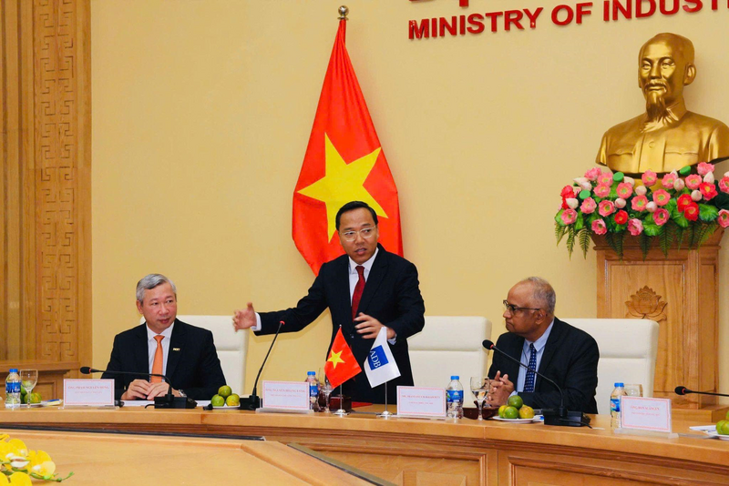 Thứ trưởng Nguyễn Hoàng Long phát biểu khai mạc tại lễ ký kết. Ảnh: P.C