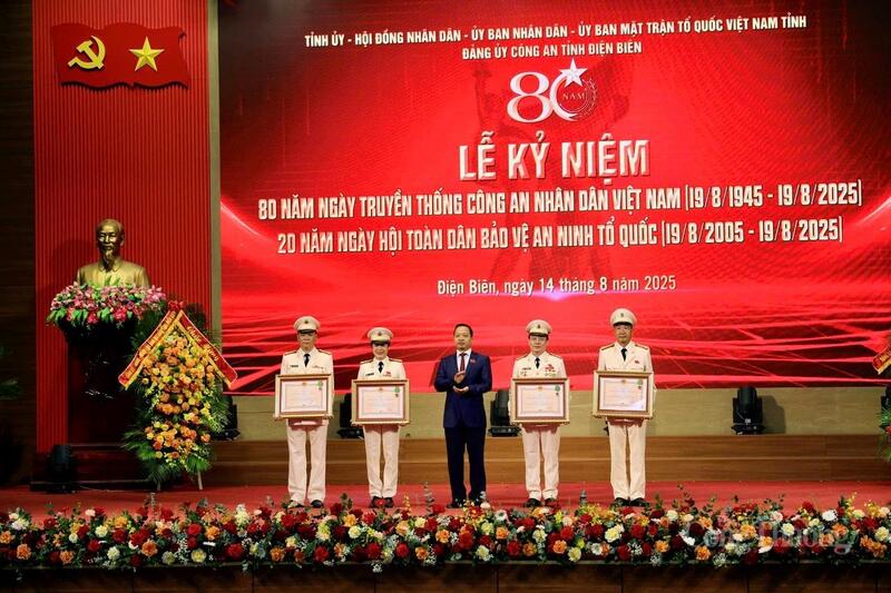 Phó Bí thư Tỉnh ủy Điện Biên Trần Tiến Dũng trao Huân chương Bảo vệ Tổ quốc hạng Ba cho 4 cá nhân có thành tích xuất sắc