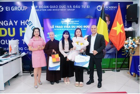 Niềm hạnh phúc trong buổi lễ trao visa du học cho Hồng Ngọc Niềm hạnh phúc trong buổi lễ trao visa du học cho Hồng Ngọc