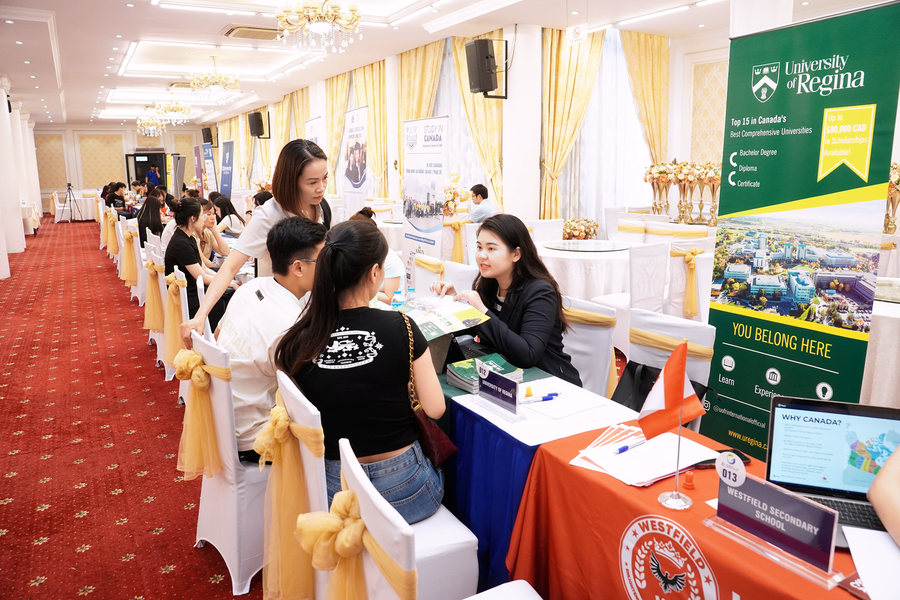 Học sinh, sinh viên nhận được sự tư vấn chu đáo từ đại diện các trường đại học, học viện. Ảnh tại sự kiện Go Global 15 (2025)