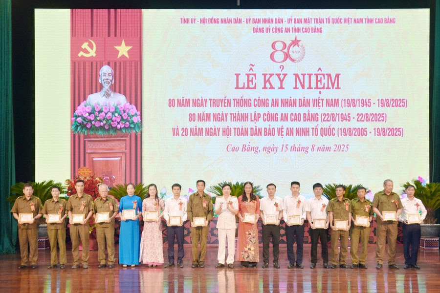 cong-an-cao-bang-khen-thuong.jpg