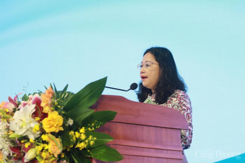 Bà Đỗ Thị Minh Trâm, Phó Cục trưởng Cục Đổi mới sáng tạo, Chuyển đổi xanh và Khuyến công - Bộ Công Thương phát biểu tại hội nghị. Ảnh: Hiền Mai