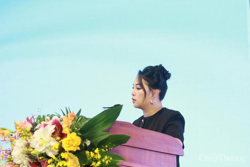 Bà Nguyễn Thị Diễm Hằng, Tổng giám đốc Công ty Cổ phần Vinanutrifood giới thiệu về công nghệ quản lý vùng trồng, AI tích hợp quản lý vùng nguyên liệu lớn xuất khẩu; quy mô, công suất của Nhà máy chế biến nông lâm sản tập trung Vinanutrifood Bình Định