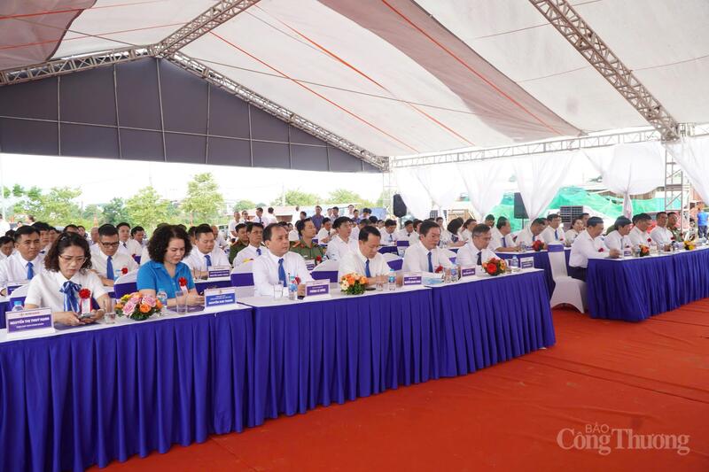 Các đại biểu tham dự buổi lễ