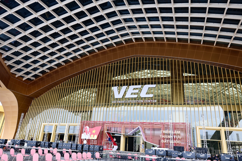 Triển lãm được chia thành nhiều phân khu trưng bày gồm: Phân khu trưng bày khái quát (Nhà triển lãm Kim Quy) với chủ đề Việt Nam - hành trình đến kỷ nguyên mới.