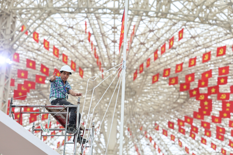 Ghi nhận của phóng viên Báo Công Thương sáng 17/8, đội ngũ kỹ sư và công nhân đang dồn toàn lực, chạy đua với thời gian để hoàn thành các hạng mục thi công.