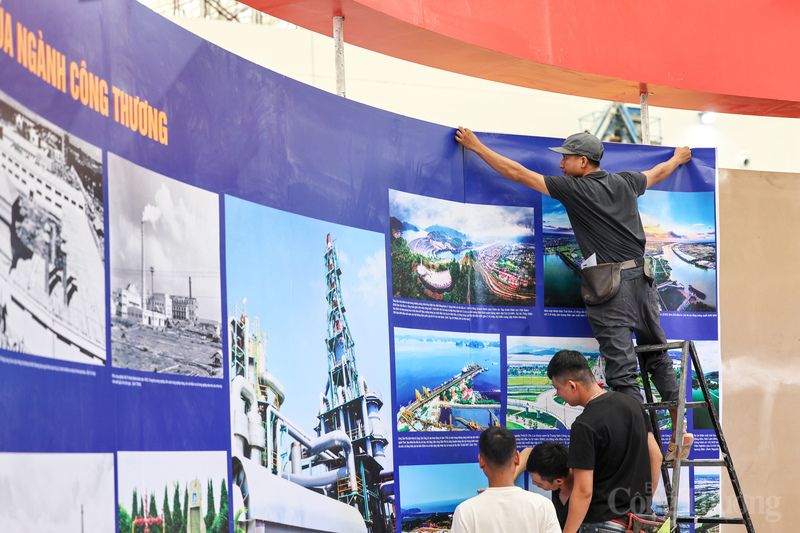 Ghi nhận tại khu vực triển lãm của Bộ Công Thương các công nhân đang hoàn thành các hạng mục theo đúng tiến độ.