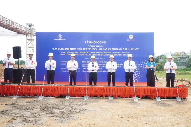 Các đại biểu thực hiện nghi lễ khởi công công trình.