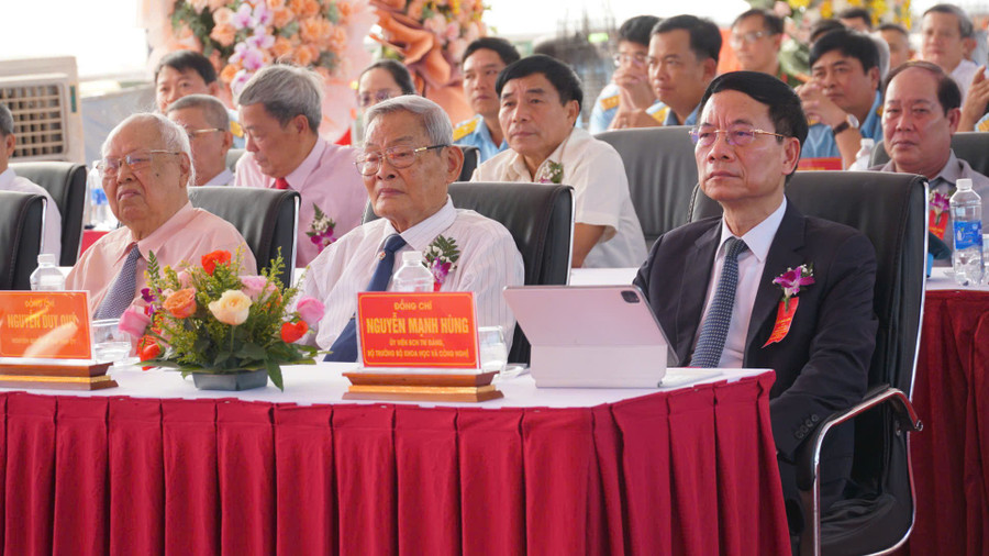 Các đại biểu dự Lễ khởi công Dự án đầu tư xây dựng đường cất hạ cánh số 2 và các công trình đồng bộ tại khu bay Cảng hàng không Phù Cát. z6921958441400-9263f52d48b5eea82da1ecc42faa3832.jpg