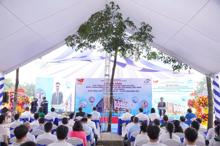 Lễ khởi công diễn ra với quy mô trang trọng, quy tụ đông đảo cán bộ và sinh viên. Ảnh: OU z6922275374500-6146914bb6c8ddd1cfe892f8a55b8d3b.jpg