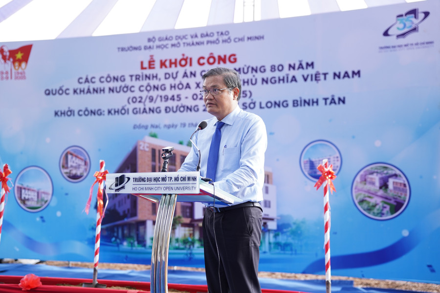 GS.TS Nguyễn Minh Hà - Hiệu trưởng Trường Đại học Mở TPHCM phát biểu tại Lễ khởi công dự án. Ảnh: OU