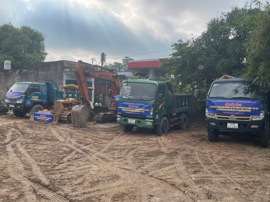 Phương tiện chuẩn bị cho lễ khởi công cao tốc TPHCM - Mộc Bài. (Ảnh: Hà An) c8acee905a4fd2118b5e.jpg