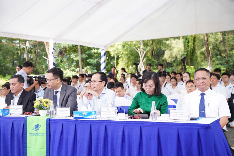 Các đại biểu tham dự tại Lễ khởi công. Ảnh: OU dbtd.jpg