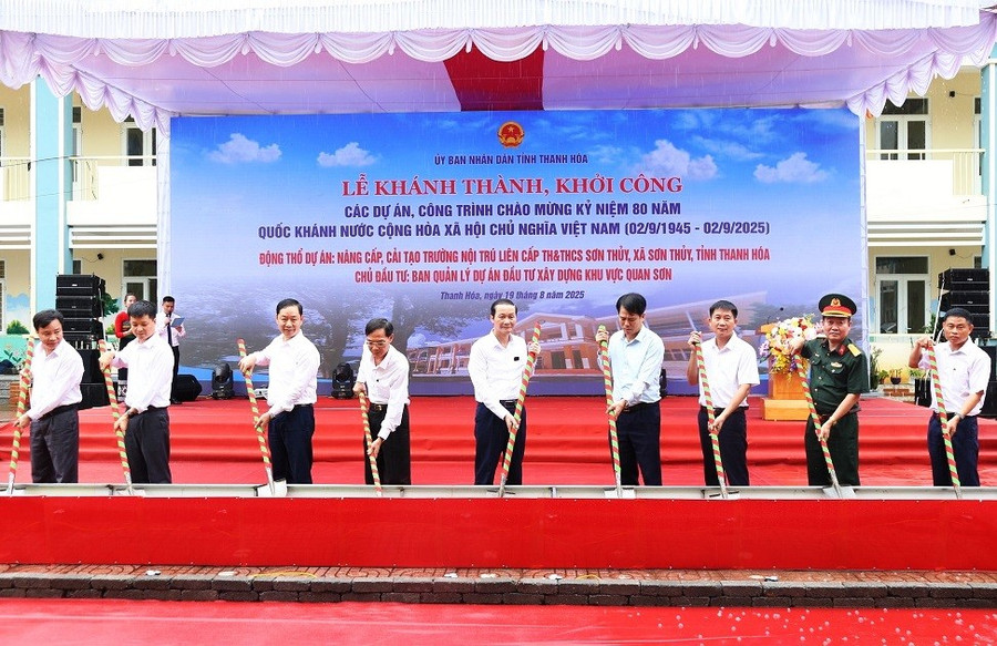 Lãnh đạo tỉnh Thanh Hóa thực hiện nghi thức động thổ công trình. (Ảnh: Thế Lượng)